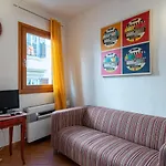 Sant\'Ambrogio Colorful Apartment