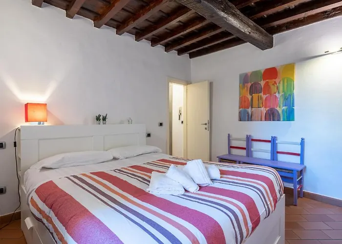 Sant\'Ambrogio Colorful Apartment